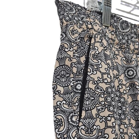 LIZ CLAIBORNE BEIGE BLACK WHITE MEDALLION SUMMER PULL UP CAPRIS  L  CRUISES - Picture 3 of 7
